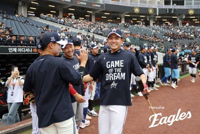 유신고 신재인(가운데)이 지난 2일 대전 한화생명 볼파크에서 열린 2025 제3회 한화 이글스배 고교·대학 올스타전 홈런레이스에 출전했다. /사진=한화 이글스 제공