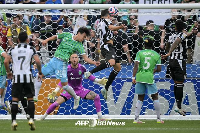 시애틀 사운더스 김기희(왼쪽 두 번째)가 16일(한국시간) 미국 워싱턴주 시애틀의 루멘 필드에서 열린 포타포구(브라질)와의 2025 국제축구연맹(FIFA) 클럽 월드컵 조별리그 B조 1차전에서 자이르 파울라와 헤더 경합에 실패해 실점을 허용하는 장면. /AFPBBNews=뉴스1