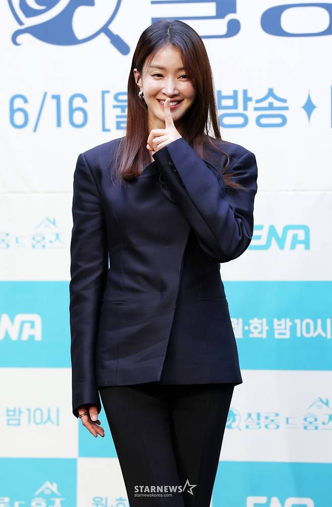 배우 이시영이 16일 서울 마포구 스탠포드호텔에서 진행된 ENA 드라마 '살롱 드 홈즈' 제작발표회에서 포즈를 취하고 있다. /2025.06.16 /사진=김휘선 hwijpg@