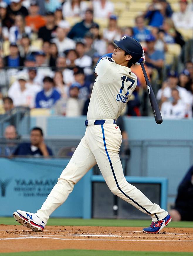 LA 다저스 오타니 쇼헤이가 15일 미국 캘리포니아주 로스앤젤레스의 다저스타디움에서 열린 2025 미국프로야구 메이저리그(MLB) 샌프란시스코 자이언츠와의 홈경기에 1번 지명타자로 선발 출전해 3타수 2안타(2홈런) 2볼넷 3득점을 기록했다. 오타니의 시즌 타율은 0.286에서 0.290으로 상승했다. AFP 연합뉴스