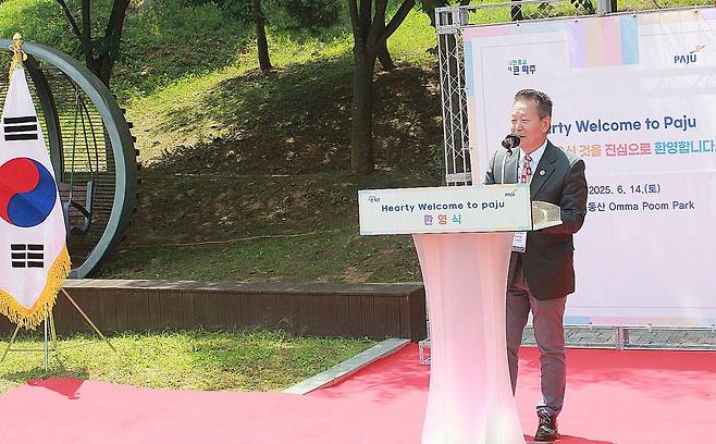 입양인 대표로 인사말 하는 스티븐 커다 교수 (파주=연합뉴스) 박현수 기자 = 지난 14일 해외 입양인을 위한 '기억과 치유의 공간'인 경기 파주 '엄마 품 동산' 개장 기념행사에서 입양인 대표로 인사말을 하는 입양인 출신 한국계 첫 미 육군 장성 출신 스티븐 커다 미국 루이스대 교수. 2025. 06. 14. phyeonsoo@yna.co.kr