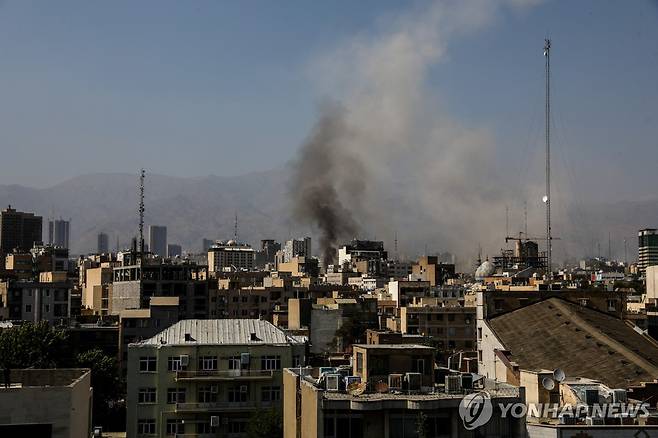 연기 피어오르는 테헤란 시내 (테헤란 WANA 통신·로이터=연합뉴스) 15일(현지시간) 이스라엘 공습으로 연기가 피어오르는 테헤란 시내. 2025.06.16
