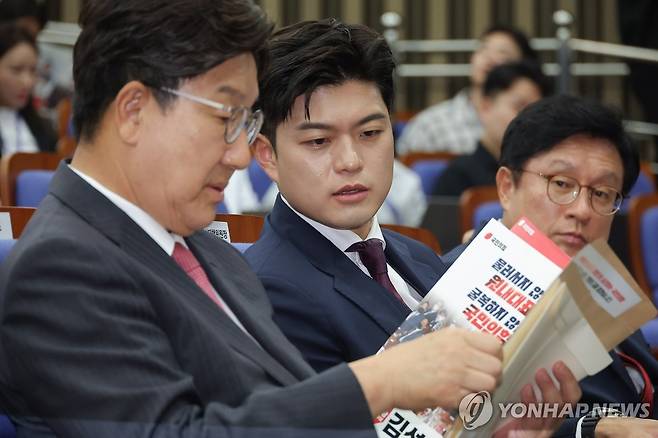 국민의힘 원내대표 선출 의총 참석한 권성동-김용태 (서울=연합뉴스) 류영석 기자 = 국민의힘 권성동 원내대표와 김용태 비대위원장이 16일 서울 여의도 국회에서 열린 원내대표 선출 선거 의원총회에 참석해 있다. 2025.6.16 ondol@yna.co.kr