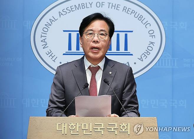 원내대표 출마 선언하는 송언석 의원 (서울=연합뉴스) 김주형 기자 = 국민의힘 송언석 의원이 12일 서울 여의도 국회 소통관에서 원내대표 출마 선언을 하고 있다. 2025.6.12 kjhpress@yna.co.kr