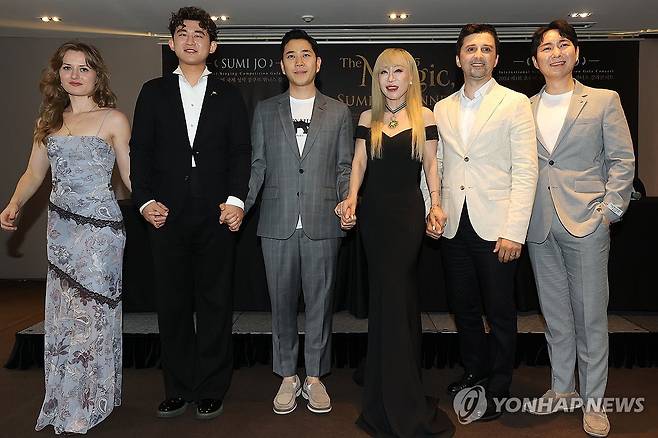 조수미 콘서트 기자간담회 (서울=연합뉴스) 강민지 기자 = 16일 서울 중구 더플라자호텔에서 열린 2025 조수미 콘서트 '더 매직, 2025 조수미와 위너들'(The Magic, 2025 Sumi Jo & Winners) 기자간담회에서 참석자들이 기념촬영을 하고 있다. 성악가들과 기념촬영을 하고 있다. 왼쪽부터 소프라노 줄리엣 타키노, 바리톤 지하오 리, 지휘자 최영선, 소프라노 조수미, 테너 조르주 비르반, 테너 이기업. 2025.6.16 mjkang@yna.co.kr