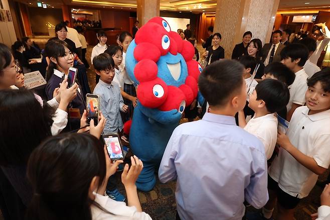 한일 리셉션에서 참석자들에 둘러싸인 오사카 엑스포 캐릭터 먀쿠먀쿠 (서울=연합뉴스) 김성민 기자 = 일본 오사카 엑스포 공식 마스코트 먀쿠먀쿠가 16일 주한일본대사관이 서울 롯데호텔에서 개최한 한일 국교정상화 60주년 행사 리셉션에서 참석자들에게 둘러싸여있다.