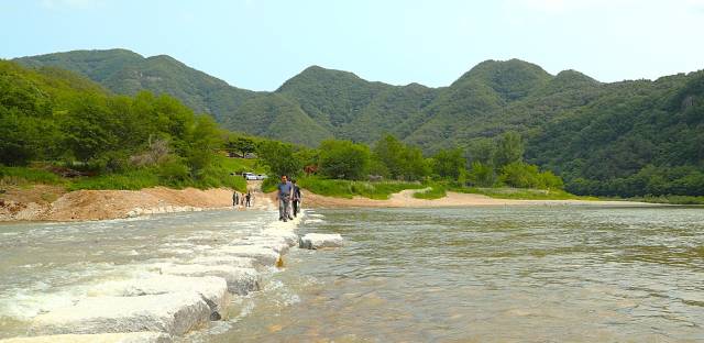 안동시가 퇴계예던길 4코스와 5코스를 연결하는 낙동강 징검다리를 설치했다. 그동안 한국관광의별 맹개마을을 들어가기 위해 트랙터를 타야하던 이동 방식에서 징검다리를 건너 들어갈 수 있게 됐다. 안동시 제공