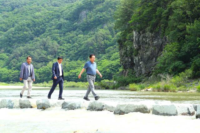 안동시가 퇴계예던길 4코스와 5코스를 연결하는 낙동강 징검다리를 설치했다. 그동안 한국관광의별 맹개마을을 들어가기 위해 트랙터를 타야하던 이동 방식에서 징검다리를 건너 들어갈 수 있게 됐다. 안동시 제공