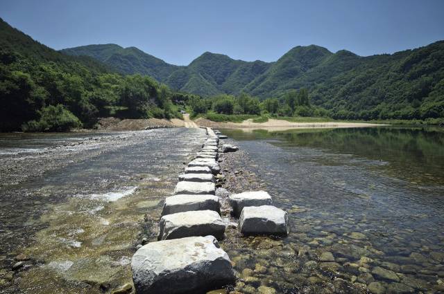 안동시가 퇴계예던길 4코스와 5코스를 연결하는 낙동강 징검다리를 설치했다. 그동안 한국관광의별 맹개마을을 들어가기 위해 트랙터를 타야하던 이동 방식에서 징검다리를 건너 들어갈 수 있게 됐다. 안동시 제공