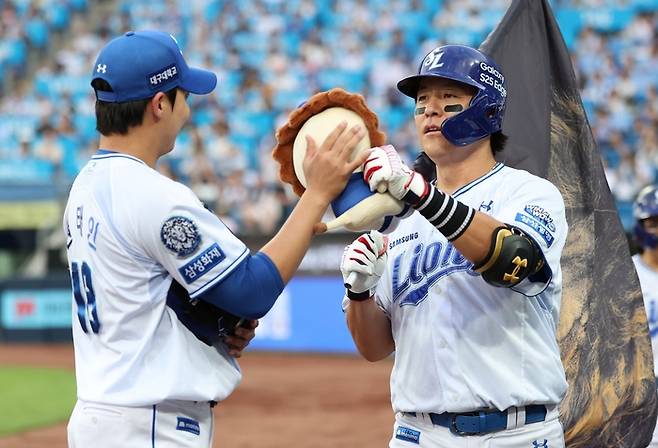 17일 오후 6시30분 대구 삼성라이온즈파크에서 열린 '2025 신한 SOL 뱅크 KBO리그' 삼성 라이온즈와 두산 베어스 경기에서 강민호가 홈런을 쳤다. 홈런 후 강민호와 원태인이 세레머니를 하고 있다. <삼성 라이온즈 제공>