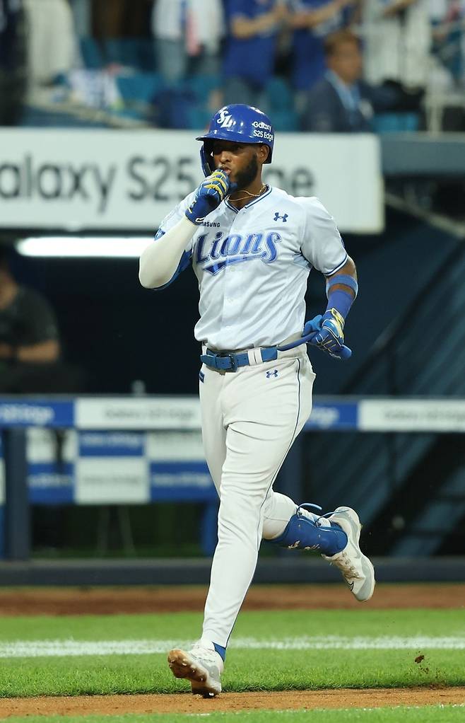 17일 오후 6시30분 대구 삼성라이온즈파크에서 열린 '2025 신한 SOL 뱅크 KBO리그' 삼성 라이온즈와 두산 베어스 경기에서 디아즈가 홈런 후 환호하고 있다. <삼성 라이온즈 제공>