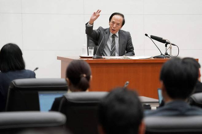 우에다 가즈오 일본은행(BOJ) 총재가 17일 도쿄 일본은행 본사에서 열린 기자회견에서 발언하고 있다. (사진=AFP)