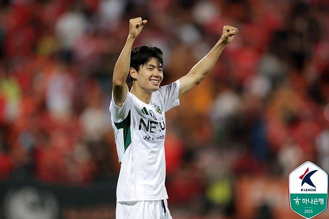 13일 춘천송암스포츠타운에서 열린 강원FC와 경기에서 골을 넣은 뒤 환호하는 전북 현대 전진우