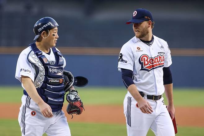 두산 베어스 포수 양의지(왼쪽)와 콜 어빈(오른쪽)
