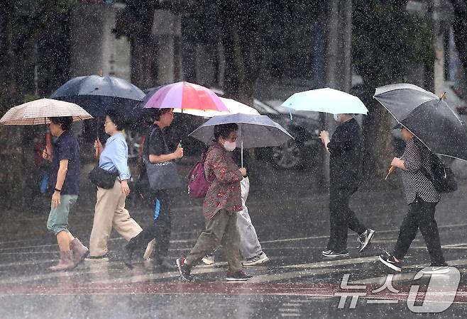 16일 오전 대구 수성구 달구벌대로에 많은 비가 쏟아지자 시민들이 우산을 쓴채 길을 건너고 있다. 2025.6.16/뉴스1 ⓒ News1 공정식 기자
