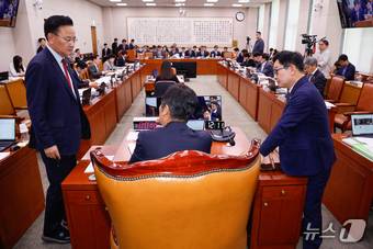 30일 서울 여의도 국회에서 열린 법제사법위원회 제424회국회(임시회) 제3차 전체회의에서 정청래 위원장과 국민의힘 유상범, 더불어민주당 박범계 간사가 대화하고 있다. 2025.4.30/뉴스1 ⓒ News1 안은나 기자