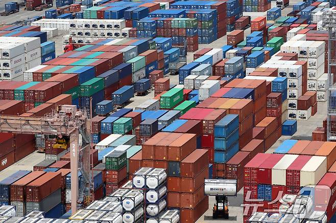 11일 부산항 신선대부두 야적장에 컨테이너가 가득 쌓여 있다. 2025.6.11/뉴스1 ⓒ News1 윤일지 기자