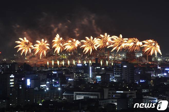 포항시 남구 형산강 체육공원에서 열린 '2023포항국제불빛축제'의 메인 행사인 국제불꽃쇼 모습.2023.5.27/뉴스1 ⓒ News1 최창호 기자