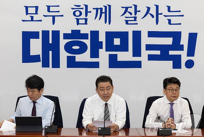 김병기 더불어민주당 대표 직무대행 겸 원내대표가 17일 오전 서울 여의도 국회에서 열린 원내대책회의에서 발언을 하고 있다. 2025.6.17/뉴스1 ⓒ News1 이재명 기자