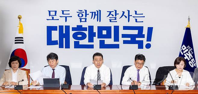 김병기 더불어민주당 대표 직무대행 겸 원내대표가 17일 오전 서울 여의도 국회에서 열린 원내대책회의에서 발언을 하고 있다. 2025.6.17/뉴스1 ⓒ News1 이재명 기자