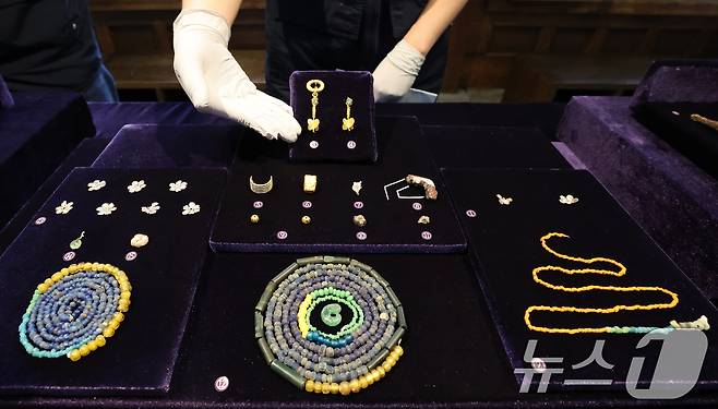 17일 서울 중구 한국의집에서 열린 ‘공주 무령왕릉과 왕릉원 조사성과’ 언론공개회에서 장신구와 백제 23대왕 삼근왕의 어금니로 추정되는 치아 등 1-3호분에서 출토된 유물을 공개하고 있다. 국가유산청 국립부여문화유산연구소는 23년 9월부터 1-4호분에 대한 발굴조사를 진행해 왕족의 장신구와 삼근왕의 어금니로 추정되는 치아 등을 발굴 했다고 밝혔다. 2025.6.17/뉴스1 ⓒ News1 박세연 기자