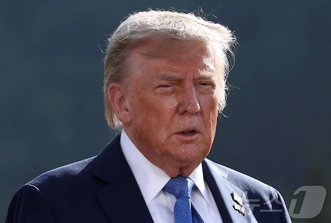 도널드 트럼프 미국 대통령이 16일 캐나다 앨버타주 캐내내스키스에서 열린 G7 정상회의 도중 중동 상태 대응을 이유로 조기 귀국을 결정했다. 이날 트럼프는 정상들과 단체사진을 촬영했다. 2025.6.16 ⓒ 로이터=뉴스1 ⓒ News1 강민경 기자