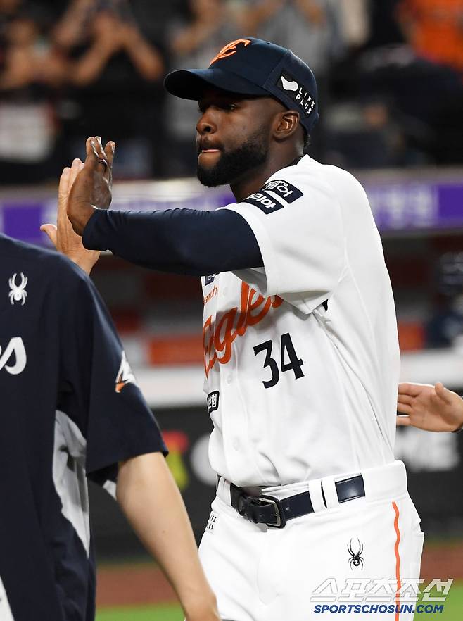 10일 대전 한화생명볼파크에서 열린 한화 이글스와 두산 베어스의 경기. 승리한 한화 플로리얼이 기뻐하고 있다. 대전=박재만 기자 pjm@sportschosun.com/2025.06.10/