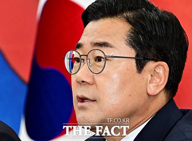 정 의원이 이 대통령과의 일체감을 앞세워 강성 지지층의 결집을 노린다면, 박 전 원내대표는 계엄과 탄핵, 대선을 거치며 당을 안정적으로 이끌었던 실적을 내세워 '실무형 추진력'과 안정감을 무기로 지지를 호소할 가능성이 크다. /배정한 기자