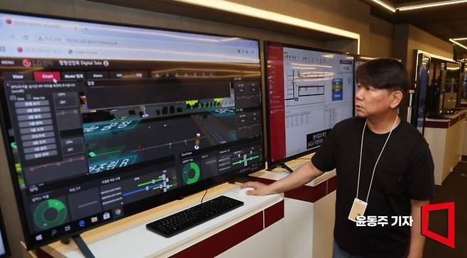 신준헌 LG전자 스마트팩토리 팀장이 경기도 평택 LG전자 생산기술원에서 AI를 활용한 스마트팩토리 공정에 대해 설명하고 있다. 윤동주 기자