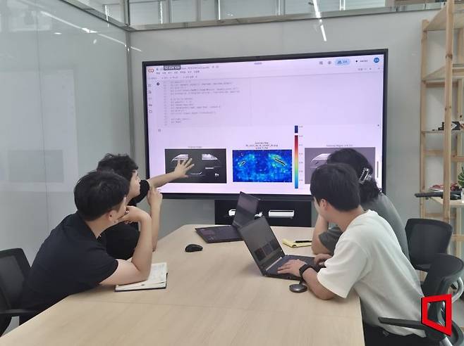 지난 11일 딥아이(DEEP AI) 직원들이 부산 기장군에 위치한 연구소에서 'AI 기반 열교환기 비파괴검사 시스템' 품질 개선을 위해 회의하고 있다. 부산=오지은 기자