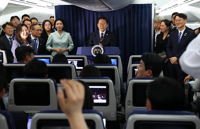 이재명 대통령이 16일 캐나다로 비행 중인 공군 1호기 안에서 가진 기자회견에서 질문에 답하고 있다./뉴시스