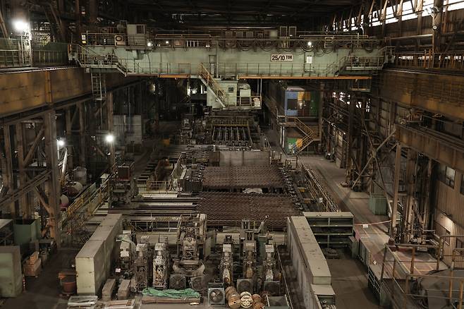 멈춰 선 포스코 공장 - 포스코가 지난해 7월 문을 닫은 포항제철소 1제강공장 내부의 모습. 포스코는 세계 철강 경기 불황과 중국산 저가 공세, 설비 노후화 등의 이유로 공장 폐쇄를 결정했다. 쇳물에서 불순물을 제거하고 성분을 조정했던 주요 설비들은 모두 꺼졌고, 직원들도 떠났다. /포스코