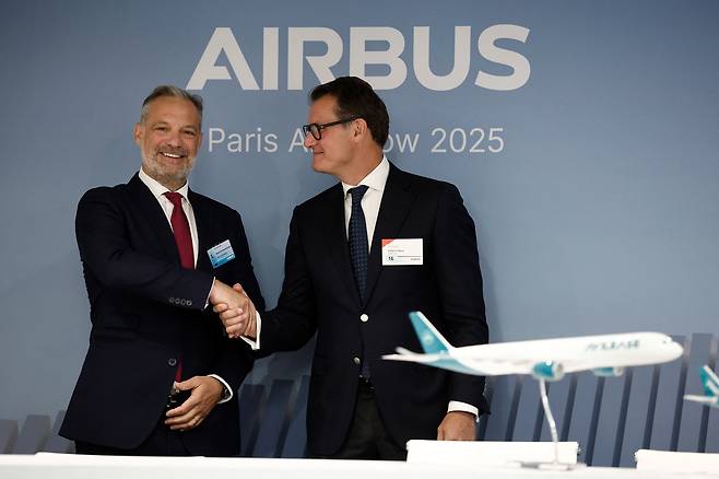16일(현지 시각) 프랑스 파리에서 열린 국제 파리 에어쇼에서 에어버스와 사우디아라비아에 본사를 두고 있는 글로벌 항공기 임대업체 아빌리스가 항공기 구매 계약을 체결했다. / 로이터=연합뉴스