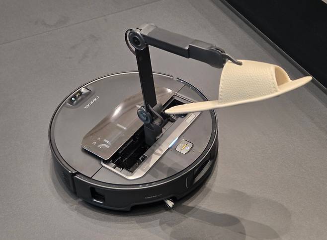 5축 로봇 팔이 달린 로보락 로봇청소기 ‘사로스 Z70’./최지희 기자
