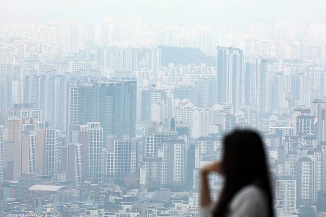 16일 서울 남산에서 바라본 서울 아파트 단지의 모습. /뉴스1