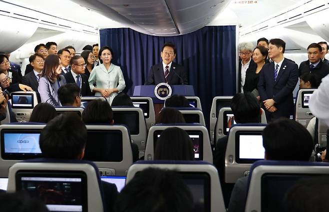 이재명 대통령이 16일(현지시간) 주요 7개국(G7) 정상회의 참석을 위해 캐나다 앨버타주 캘거리로 향하며 공군 1호기에서 기자간담회를 하고 있다. ⓒ연합뉴스