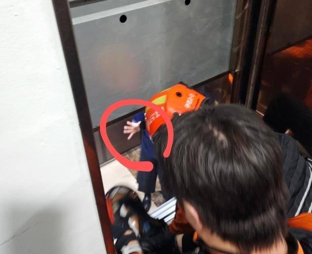 승강기에 갇힌 직원을 구조하는 소방대원.ⓒ연합뉴스