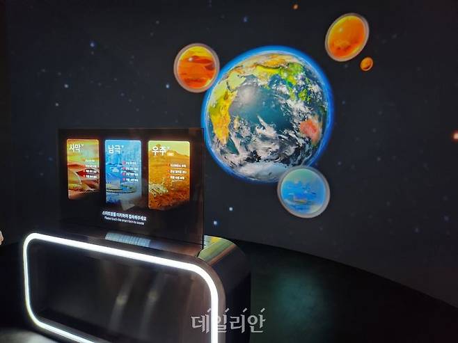 투명 디스플레이를 통한 극한 상황 스마트팜 제어 체험장. ⓒ데일리안 김소희 기자