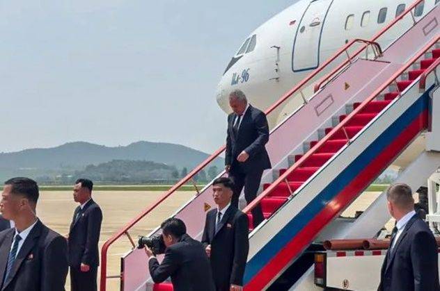 세르게이 쇼이구 러시아 국가안보회의 서기가 17일 북한 평양에 도착해 비행기 트랩을 내려오고 있다. ⓒ 타스/연합뉴스