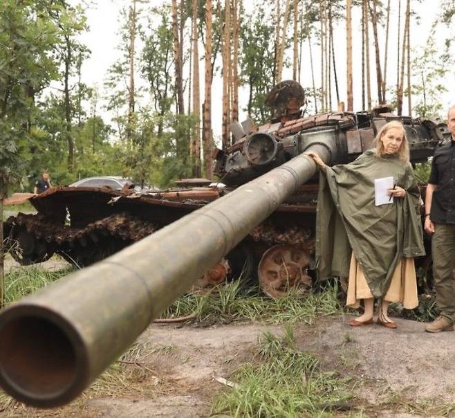 16조 유산에도 검소한 삶 선택한 미국 상속녀 미치 퍼듀. 전세기 대신 이코노미, 명품 대신 중고옷. 자선과 청지기 정신으로 주목받고 있다. (사진=미치퍼듀 홈페이지 캡처)