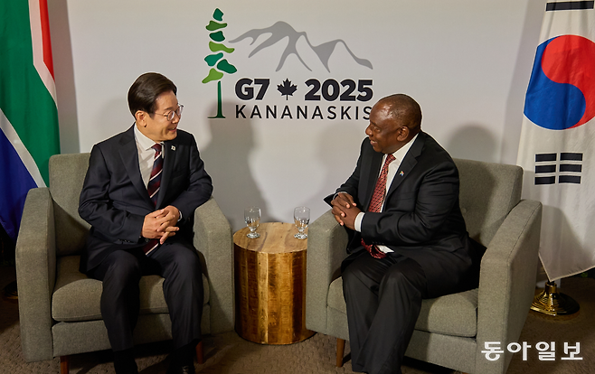 주요 7개국(G7) 정상회의 참석차 캐나다를 방문한 이재명 대통령이 16일(현지시간) 캘거리의 한 호텔에서 시릴 라마포사 남아프리카공화국 대통령과 정상회담을 하고 있다. 캘거리=송은석 기자 silverstone@donga.com