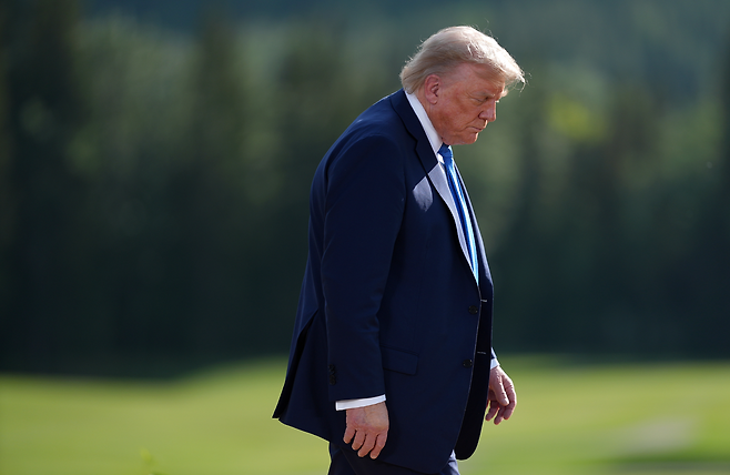 도널드 트럼프 미국 대통령이 16일(현지시간) 캐나다 앨버타주 카나나스키스에서 열린 G7 정상회의 단체 사진 촬영 후 자리를 떠나고 있다. AP 뉴시스