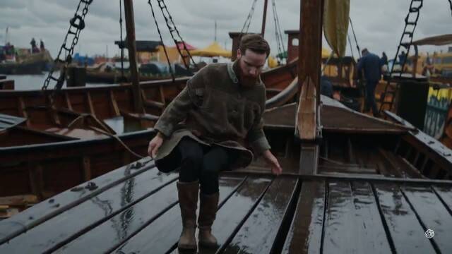 오픈에이아이(AI) ‘소라’로 만든 영상 갈무리. “가랑비가 내리는 선착장에 어부와 선원, 상인 등 다양한 사람들 붐비는 가운데, 고대 북유럽 남성이 정박 중인 배 위로 뛰어내리는 영상을 만들어달라”고 지시했다.