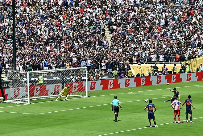 <yonhap photo-1666=""> Paris Saint-Germain's South Korean midfielder #19 Kang-in Lee scoress his team's fourth goal from the penalty spot during the Club World Cup 2025 Group B football match between France's Paris Saint-Germain and Spain's Atletico de Madrid at the Rose Bowl stadium in Los Angeles on June 15, 2025. (Photo by Frederic J. Brown / AFP)/2025-06-16 06:13:43/ <저작권자 ⓒ 1980-2025 ㈜연합뉴스. 무단 전재 재배포 금지, AI 학습 및 활용 금지></yonhap>