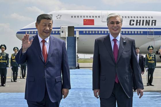 카자흐스탄을 방문한 시진핑 중국 국가주석이 15일(현지시간) 카자흐스탄 아스타나 공항에서 카심 조마르트 토카예프 카자흐스탄 대통령과 함께 걸어가고 있다. 시 주석의 중앙아시아 순방은 캐나다에서 열리는 G7 정상회의에 대한 맞대응 성격으로 해석된다. AP=연합뉴스