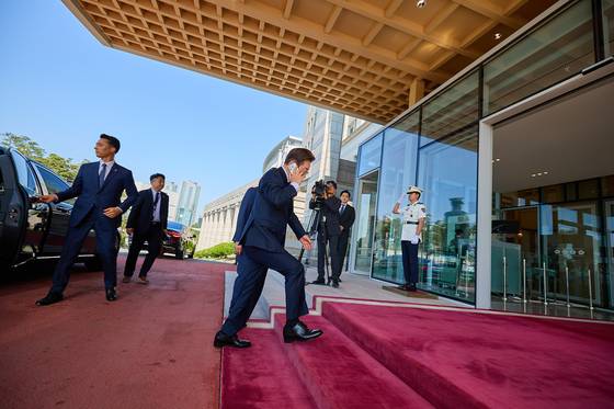 위성환 작가가 지난 5일 찍은 이재명 대통령이 용산구 대통령실 청사로 출근하고 있는 모습으로, 사진의 수평이 안 맞는 점이 특징이다. 사진 대통령실