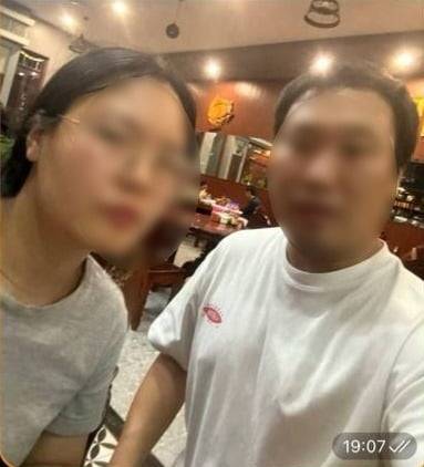 특정경제범죄가중처벌법상 사기 등 혐의를 받는 강모 씨(31)와 그의 아내 안모 씨(29). 이들은 이성에게 접근해 주식·코인 투자를 유도하는 '로맨스 스캠' 수법으로 102명에게서 120억 원을 가로챈 혐의를 받는다. 지난 2월 3일 캄보디아에서 체포됐으나 최근 풀려난 것으로 확인됐다./사진=독자 제공