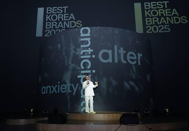 6월 17일 그랜드 워커힐 서울 빛의 시어터에서 열린 ‘2025년 베스트 코리아 브랜드’에서 인터브랜드 문지훈 글로벌 대표 파트너가 ‘브랜드 정반합(正反合)’을 주제로 브랜드 전략 인사이트를 발표하고 있다. 사진=인터브랜드