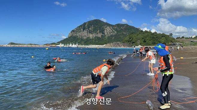 지난해 해경과 함께 실시한 바다 생존수영 교육. 제주도교육청 제공