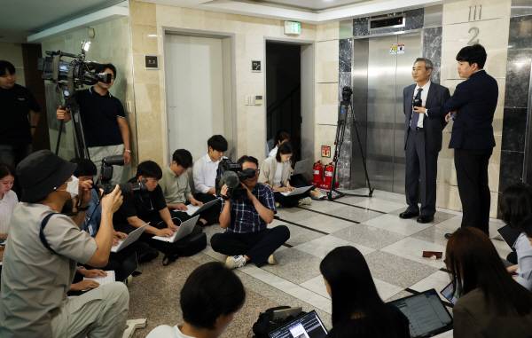 윤석열 전 대통령의 부인 김건희 여사 의혹을 수사할 민중기 특별검사가 17일 서울 서초구 사무실 앞에서 취재진의 질문에 답하고 있다. 연합뉴스